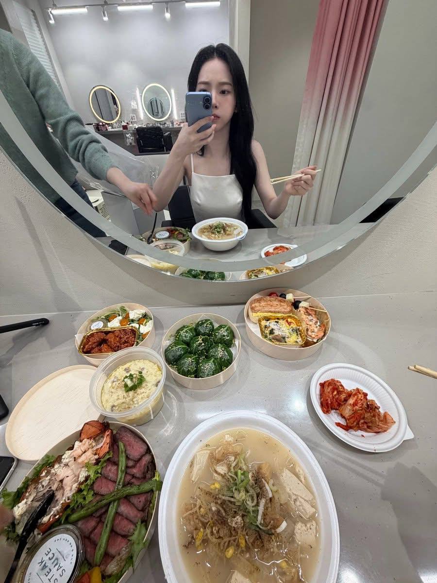 Khẩu phần ăn của Karina gây sốt MXH vì quá đầy đặn.