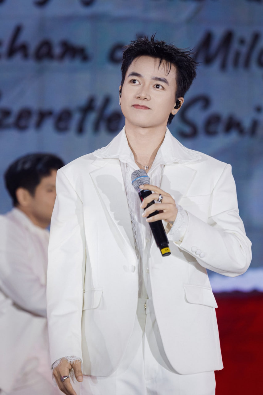 Song song với công việc sáng tác, Bùi Công Nam còn là một ca sĩ được nhiều người yêu mến