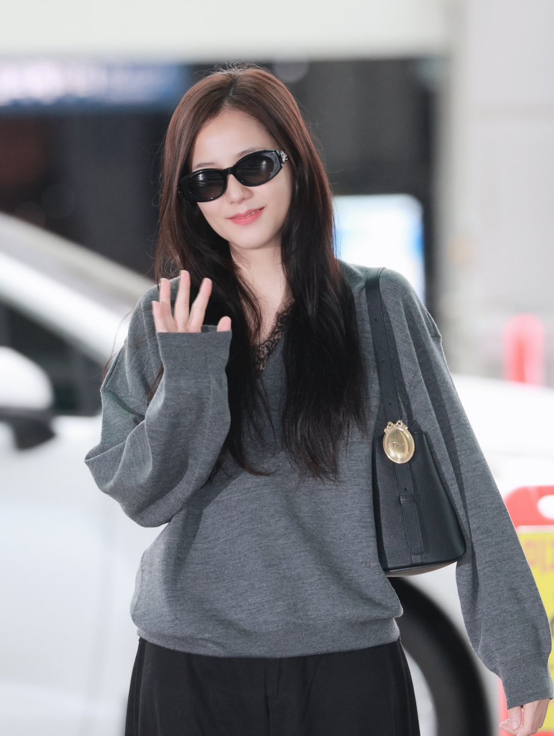 Sau cô bồi bàn, Dior cho Jisoo thành “mẹ chồng