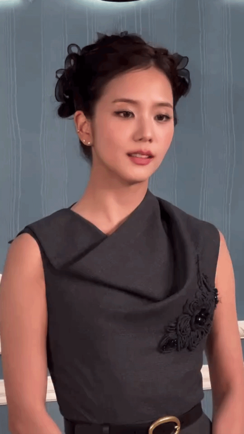 Sau cô bồi bàn, Dior cho Jisoo thành “mẹ chồng