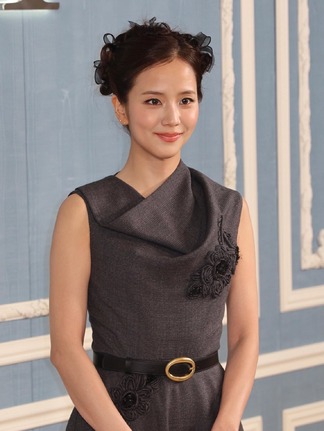 Sau cô bồi bàn, Dior cho Jisoo thành “mẹ chồng