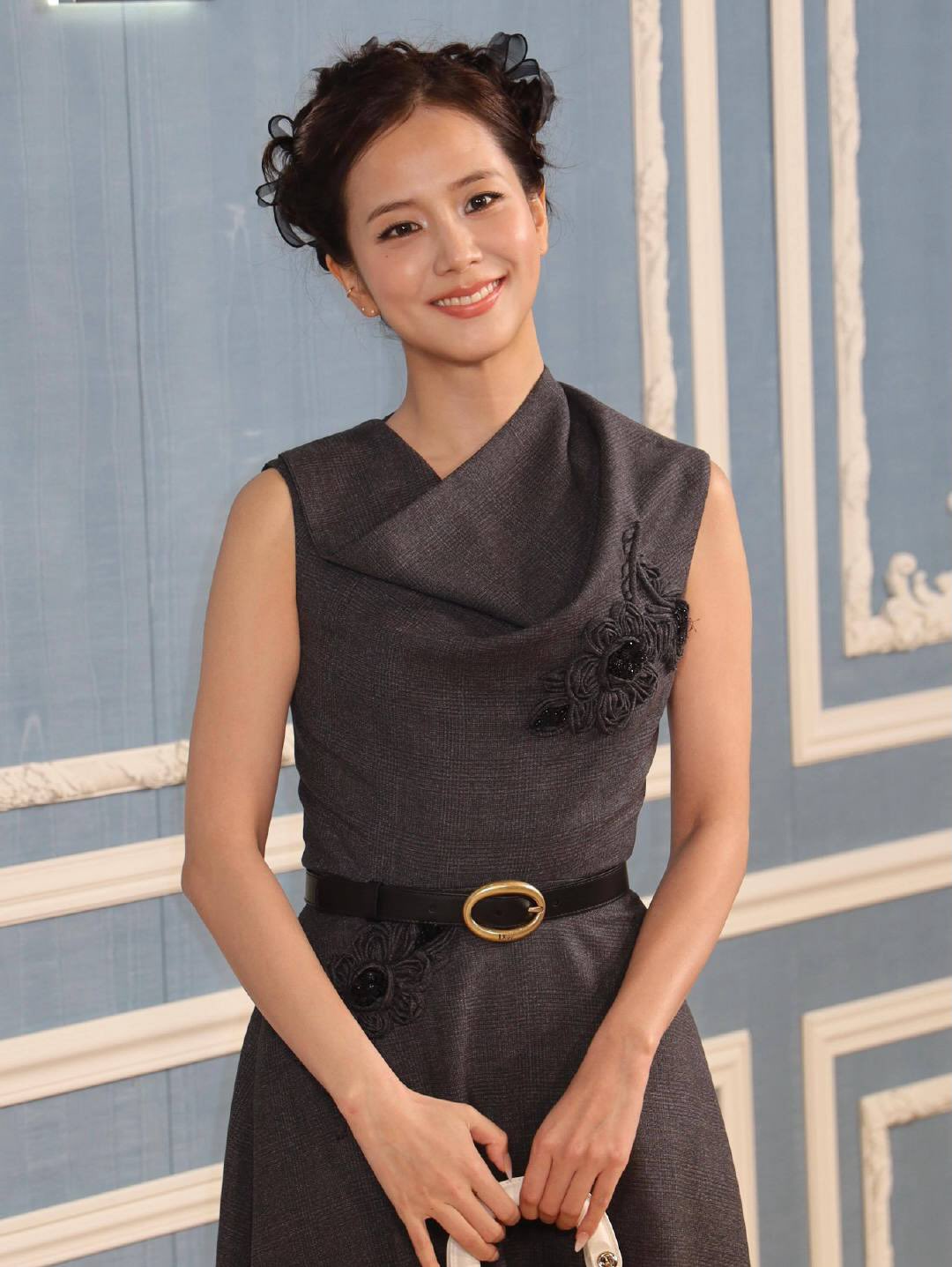 Sau cô bồi bàn, Dior cho Jisoo thành “mẹ chồng
