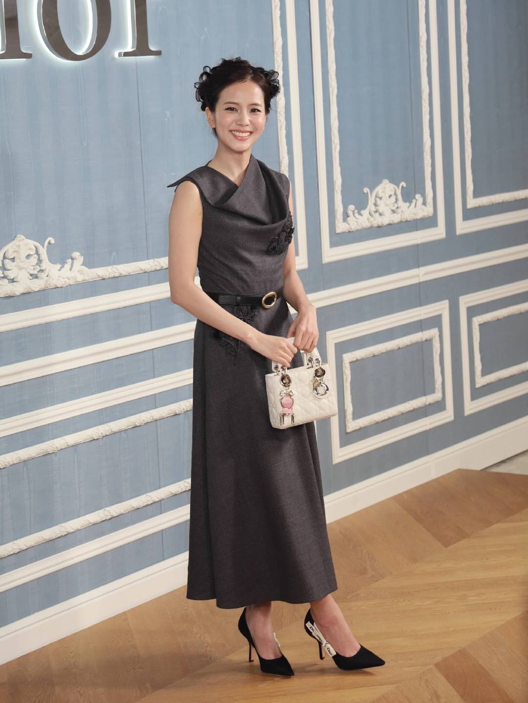 Sau cô bồi bàn, Dior cho Jisoo thành “mẹ chồng