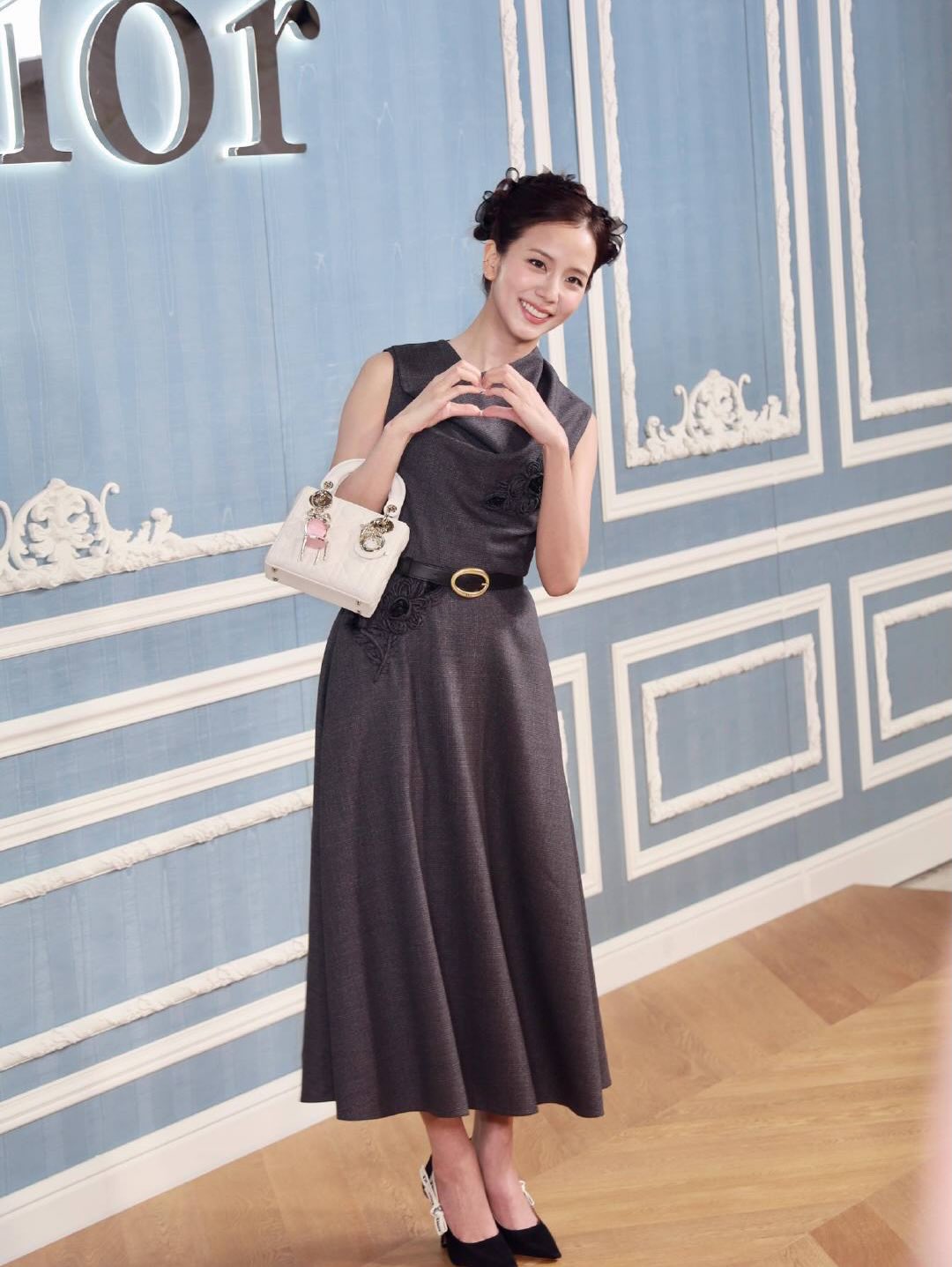 Sau cô bồi bàn, Dior cho Jisoo thành “mẹ chồng