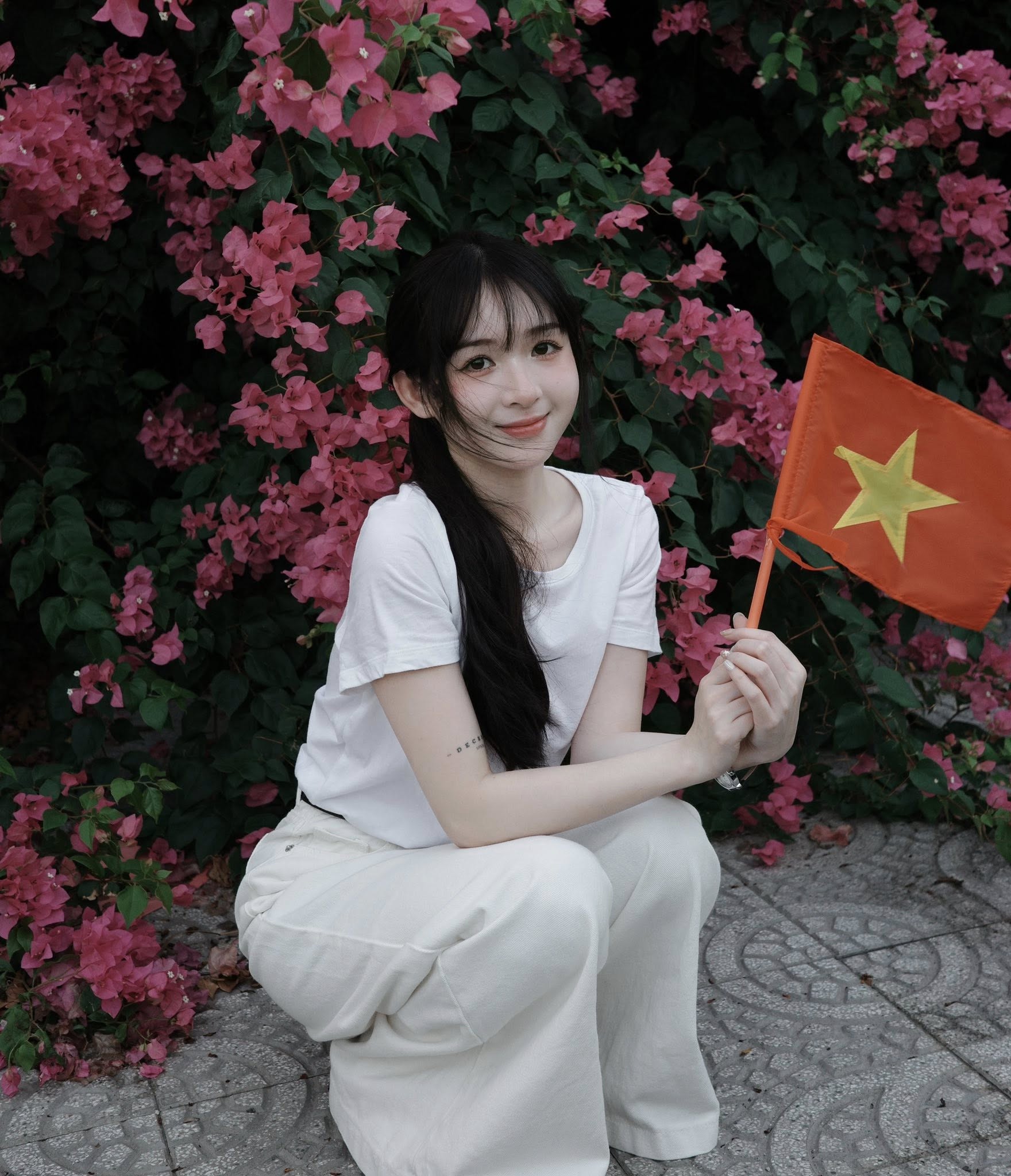 Cô dâu 26 tuổi đang viral khắp MXH: Gương mặt ngọt ngào, gu ăn mặc đời thường quá cuốn