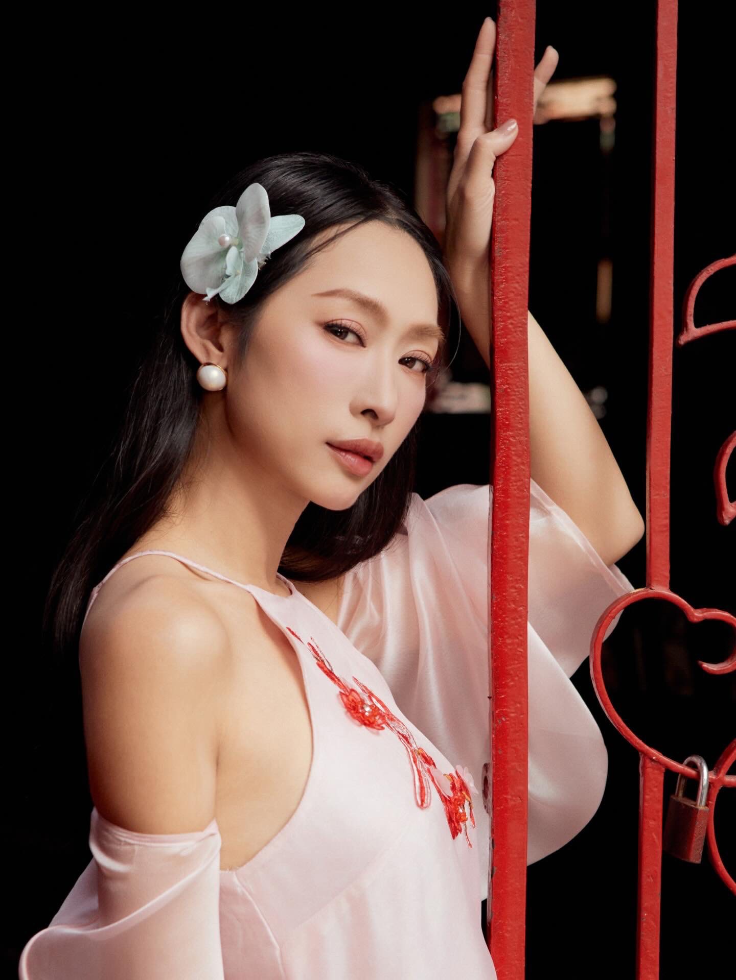 Vbiz mới có 1 cặp đôi lệch tuổi chấn động cõi mạng: Lúc nhà gái nổi tiếng thì nhà trai còn chưa ra đời
