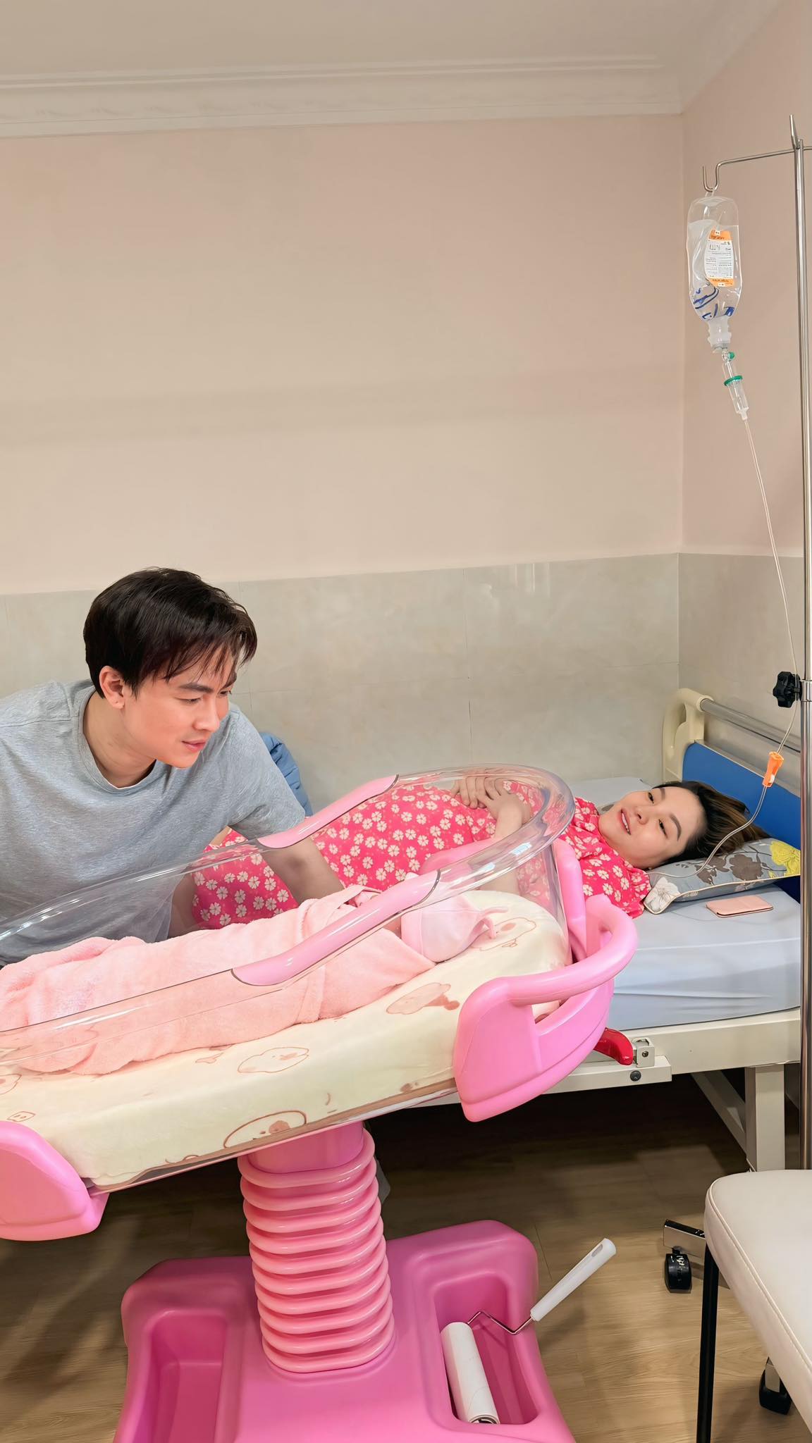   Saka Trương Tuyền và Hồ Việt Trung hạnh phúc chào đón thêm thành viên mới. Ảnh: FBNV  