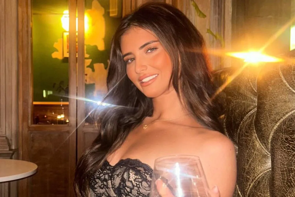 Ellie Crampsie, 23 tuổi