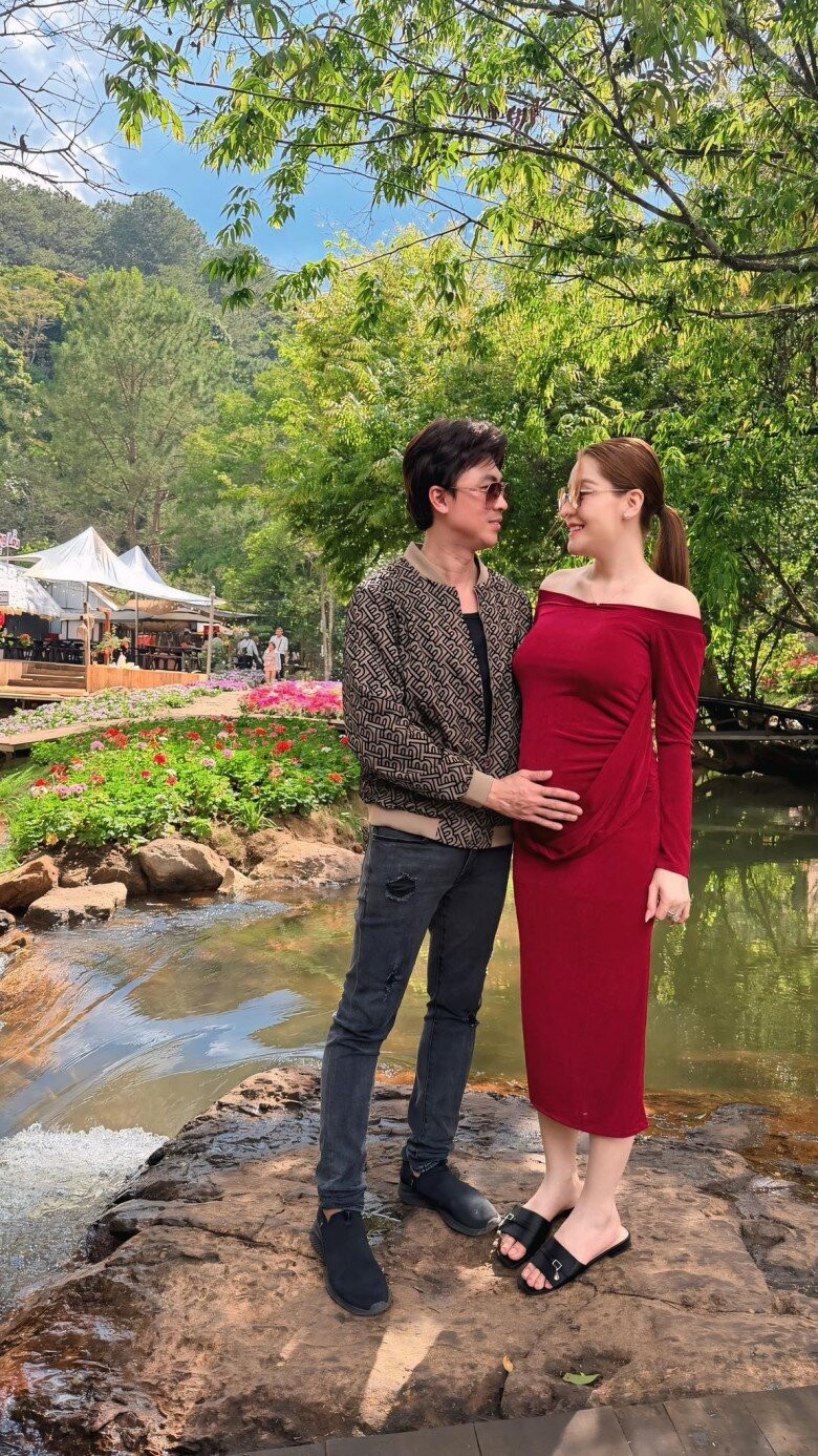   Trước khi đến với Saka Trương Tuyền, Hồ Việt Trung từng có nhiều năm gắn bó với bạn gái cũ và có chung một con gái. Ảnh: FBNV  