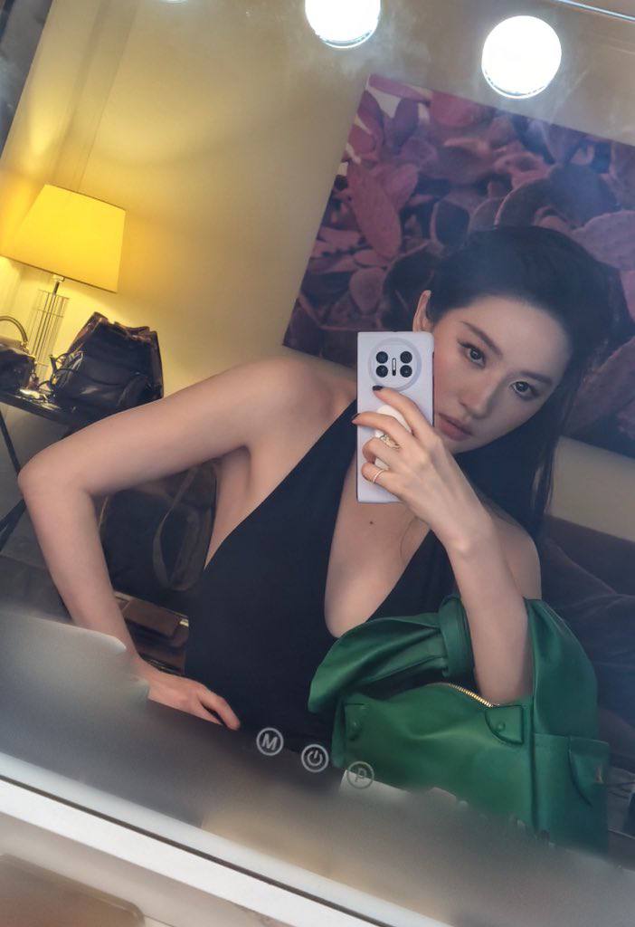 Nữ minh tinh khoe sắc vóc quyến rũ cùng thần thái cuốn hút. (Ảnh: Weibo)