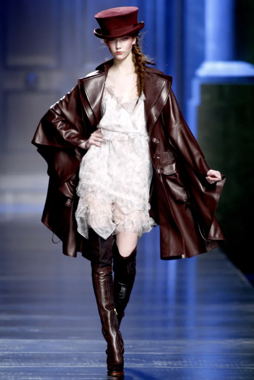  Trong nhiều năm, Karlie là nàng thơ của NTK lừng danh John Galliano. Nữ siêu mẫu thường xuyên được giao phó vị trí mở màn hoặc kết show Dior những năm cuối thập niên 2000.