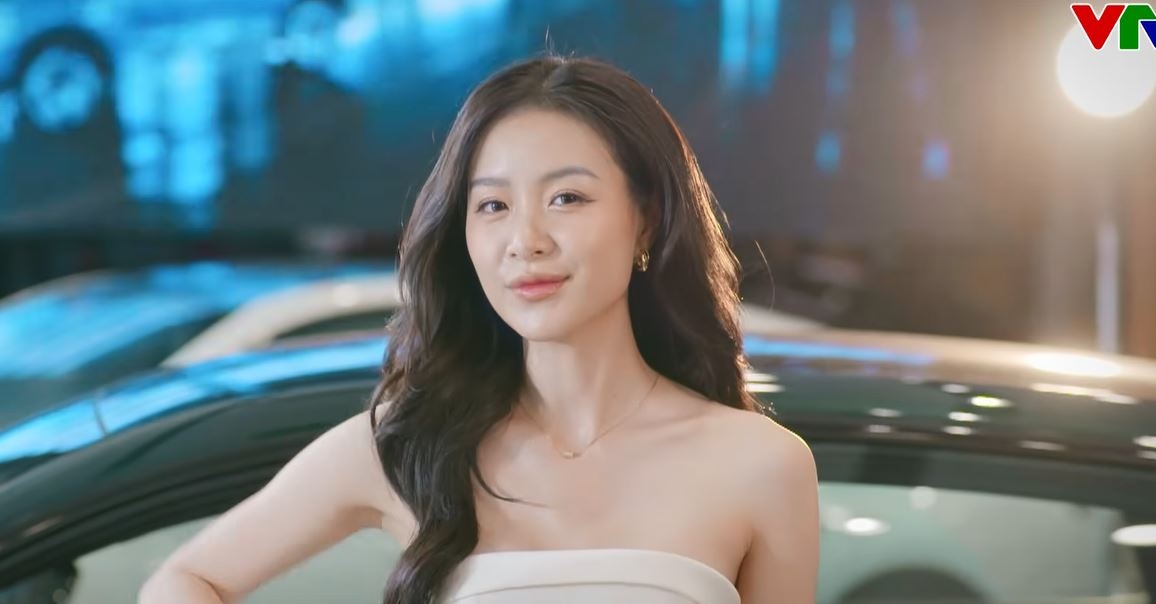 Thói quen cười nhếch mép của Trang Emma khiến nhân vật trở nên khó gần