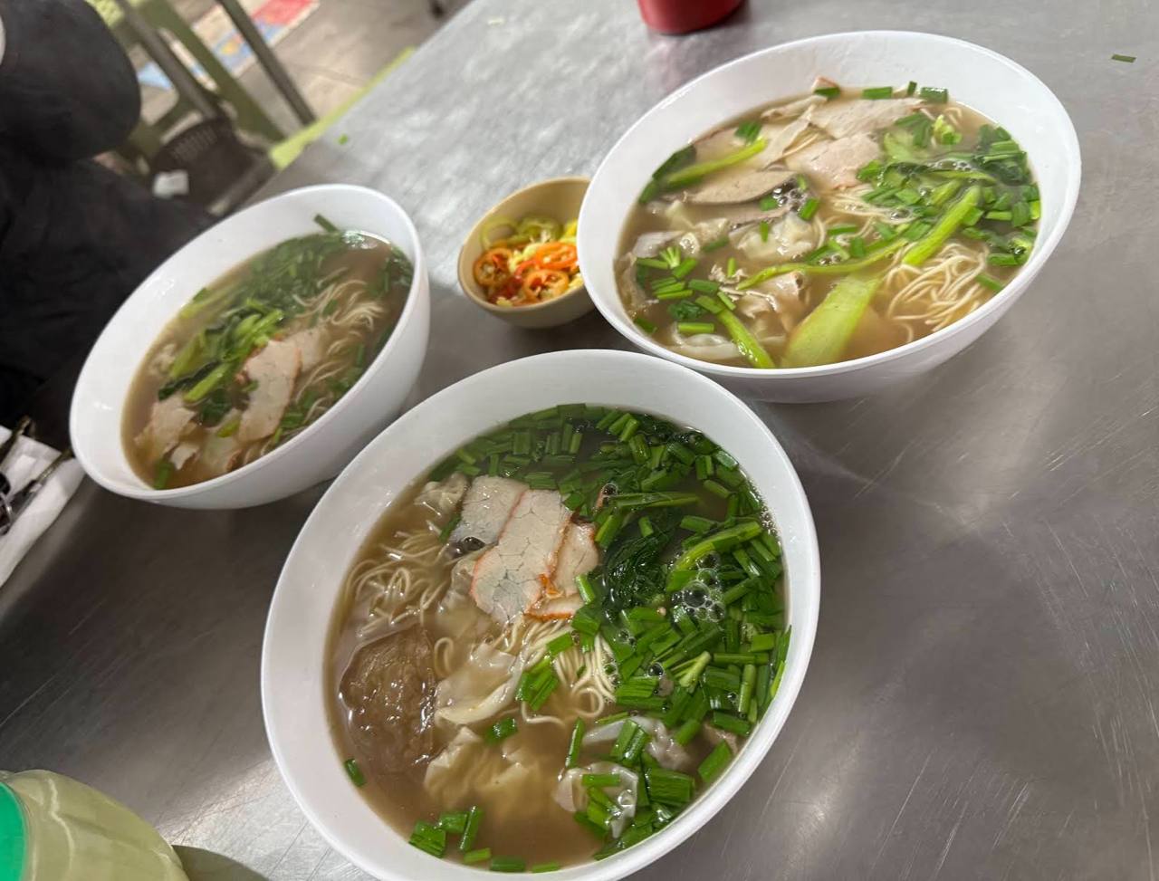Quán không có quá nhiều loại topping, song bù lại các nguyên liệu như gan, xá xíu, sủi cảo đều được chế biến vừa miệng