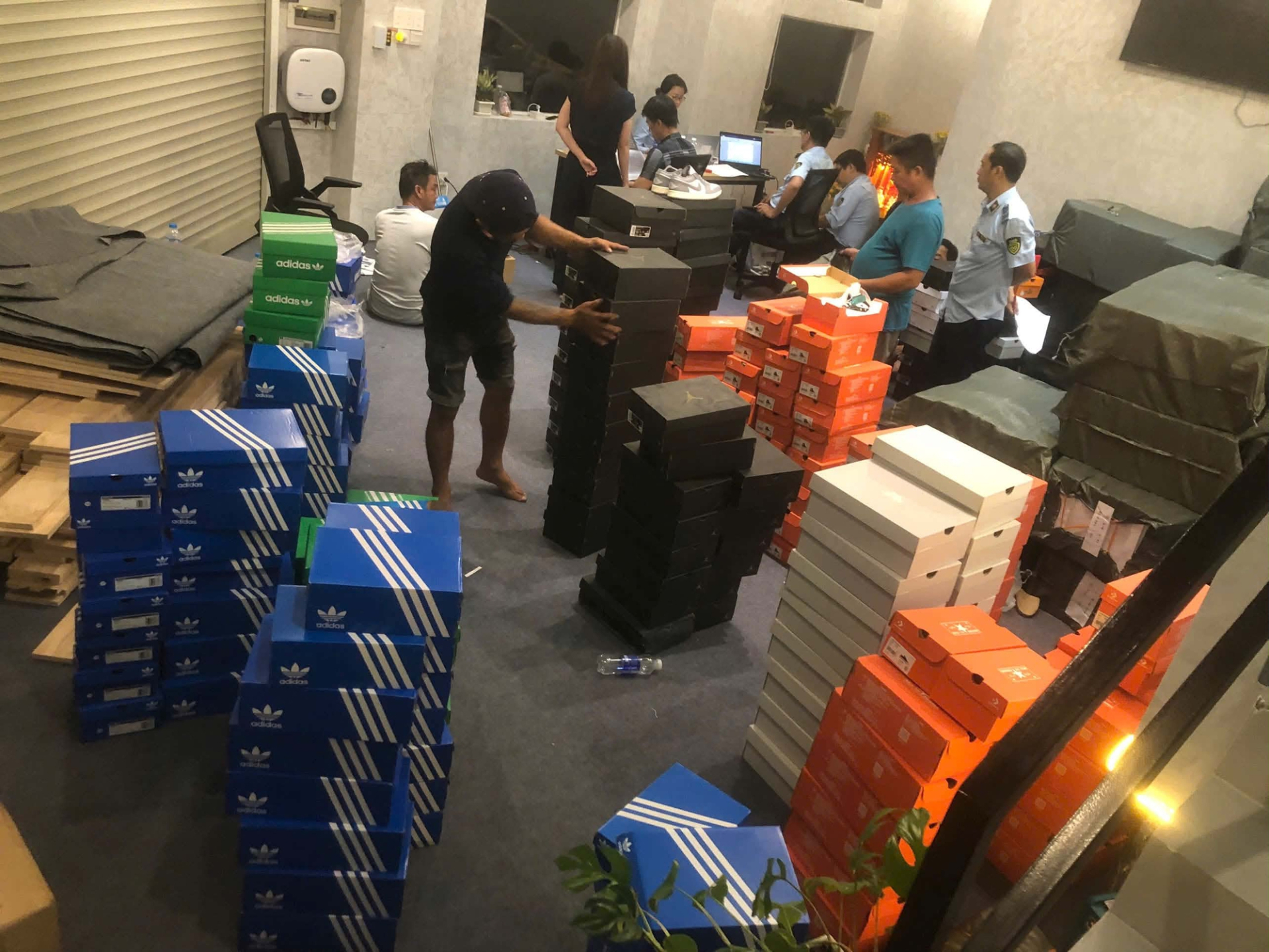 Cận cảnh kho hàng của Thanh Store thời điểm công an kiểm tra.