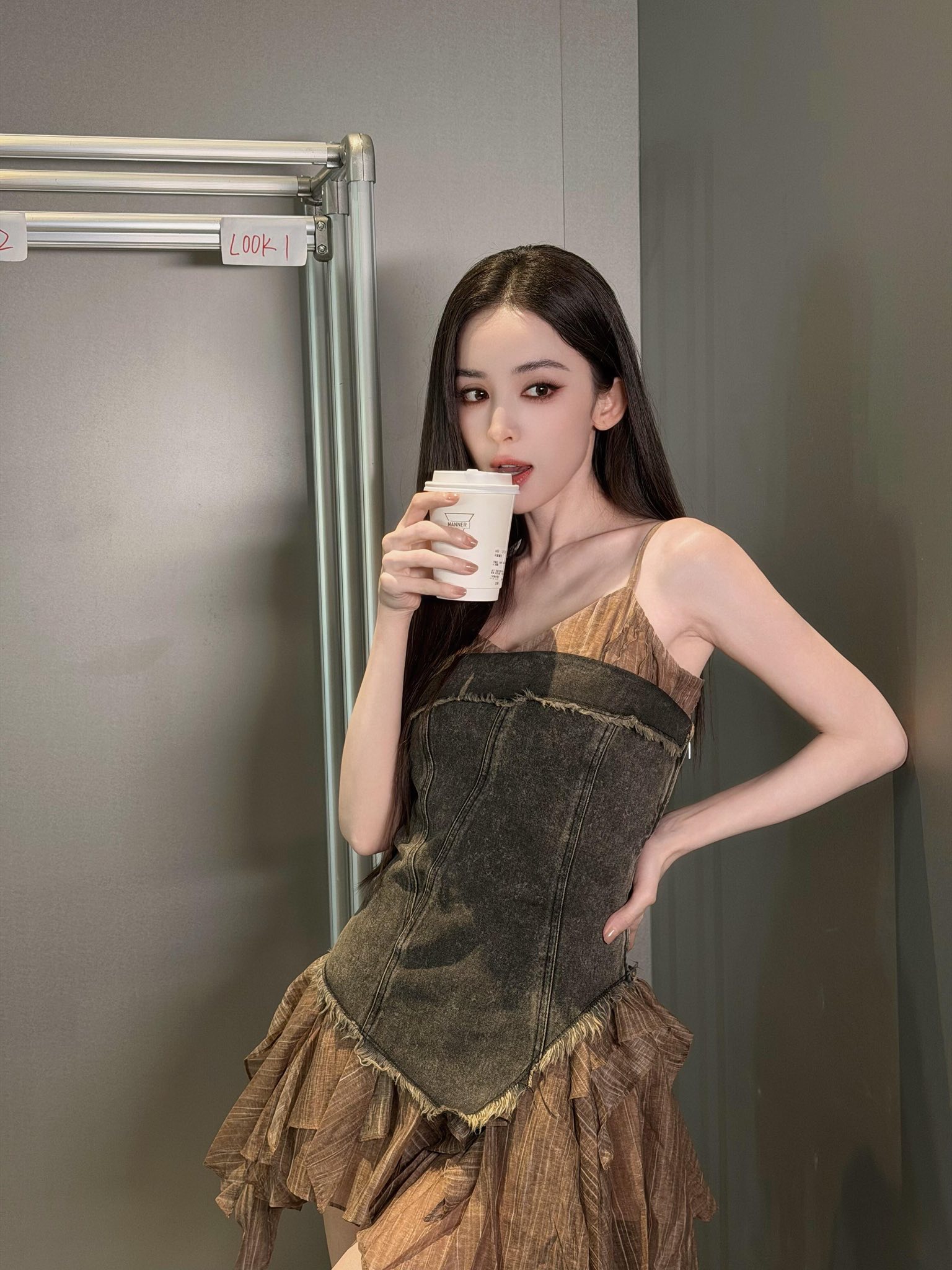 Cổ Lực Na Trát còn được đánh giá ngày càng có thần thái của một “fashion icon”. (Nguồn: Weibo)