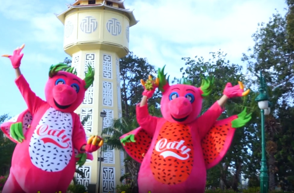 Đoạn video quảng cáo với hai chú linh vật thanh long màu hồng nhảy múa cùng câu hát
