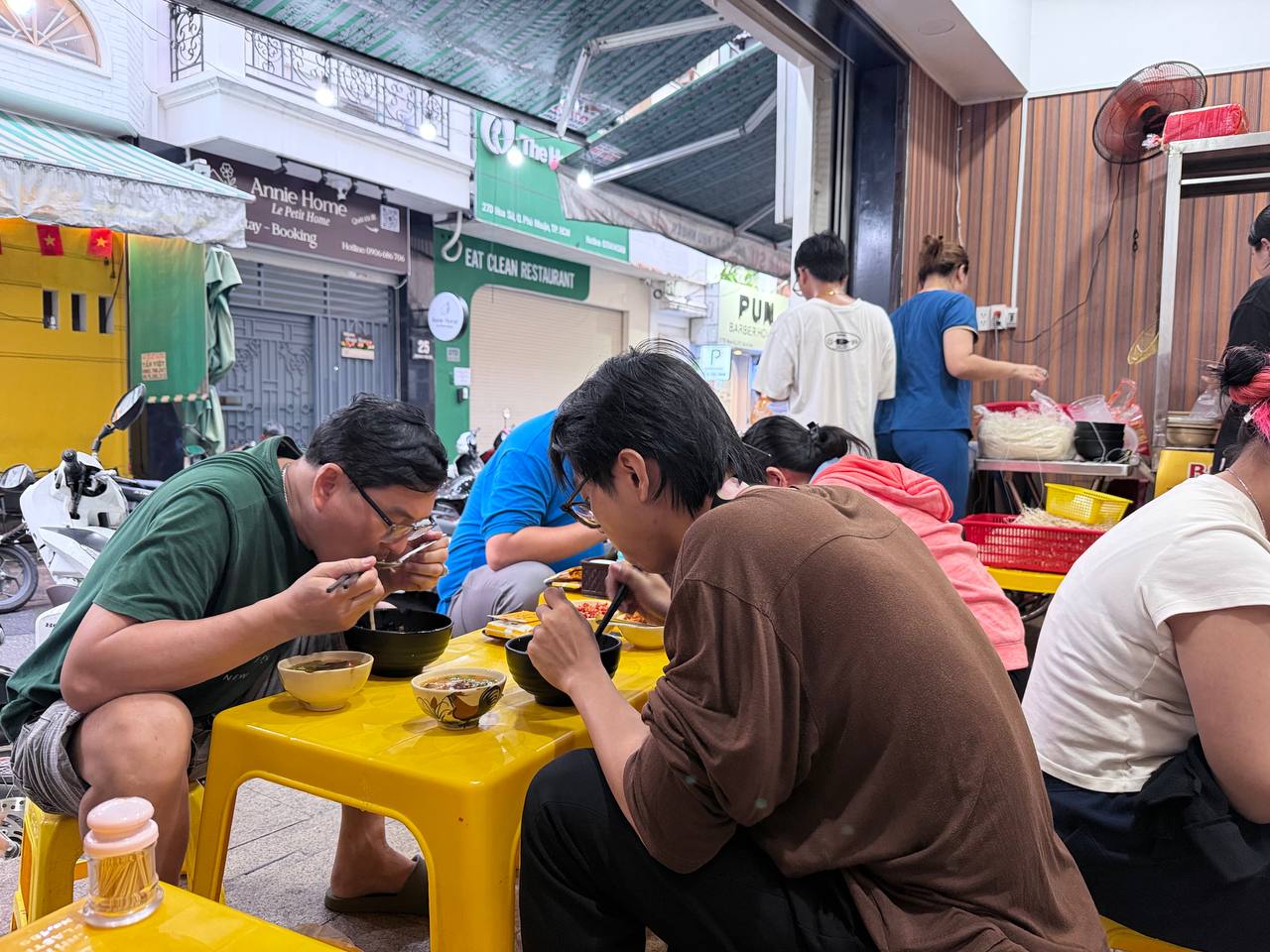 Thử bánh canh cua trộn khô tại Phú Nhuận: Không chan nước nhưng vẫn hút khách nhờ phần sốt cua đặc biệt