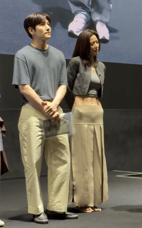 ...xương hông (hip dips) lộ rõ.