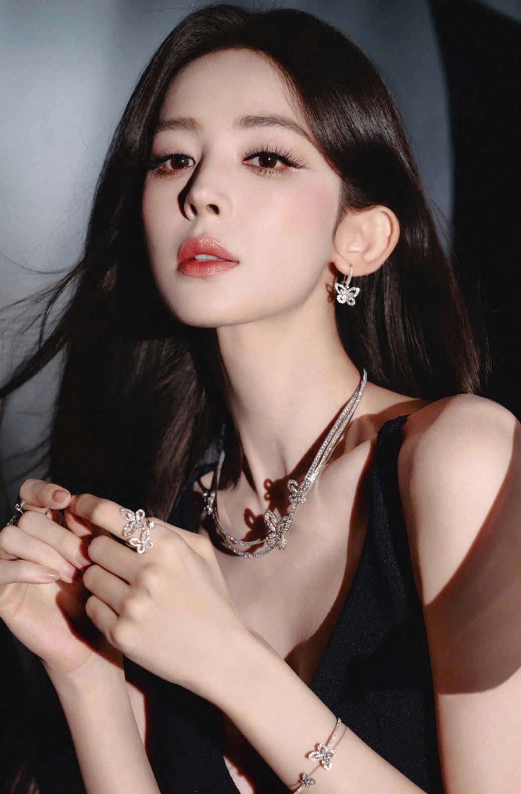 Layout makeup hoàn hảo của Cổ Lực Na Trát. (Nguồn: Xiaohongshu)