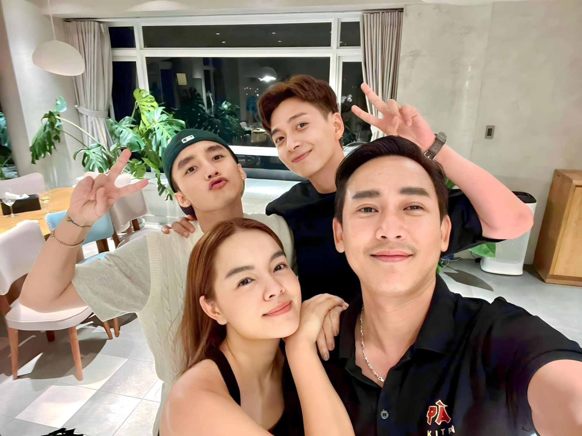 Hình ảnh tụ họp của Sơn Tùng M-TP - Phạm Quỳnh Anh - Ngô Kiến Huy - Hứa Vĩ Văn vào năm 2023 