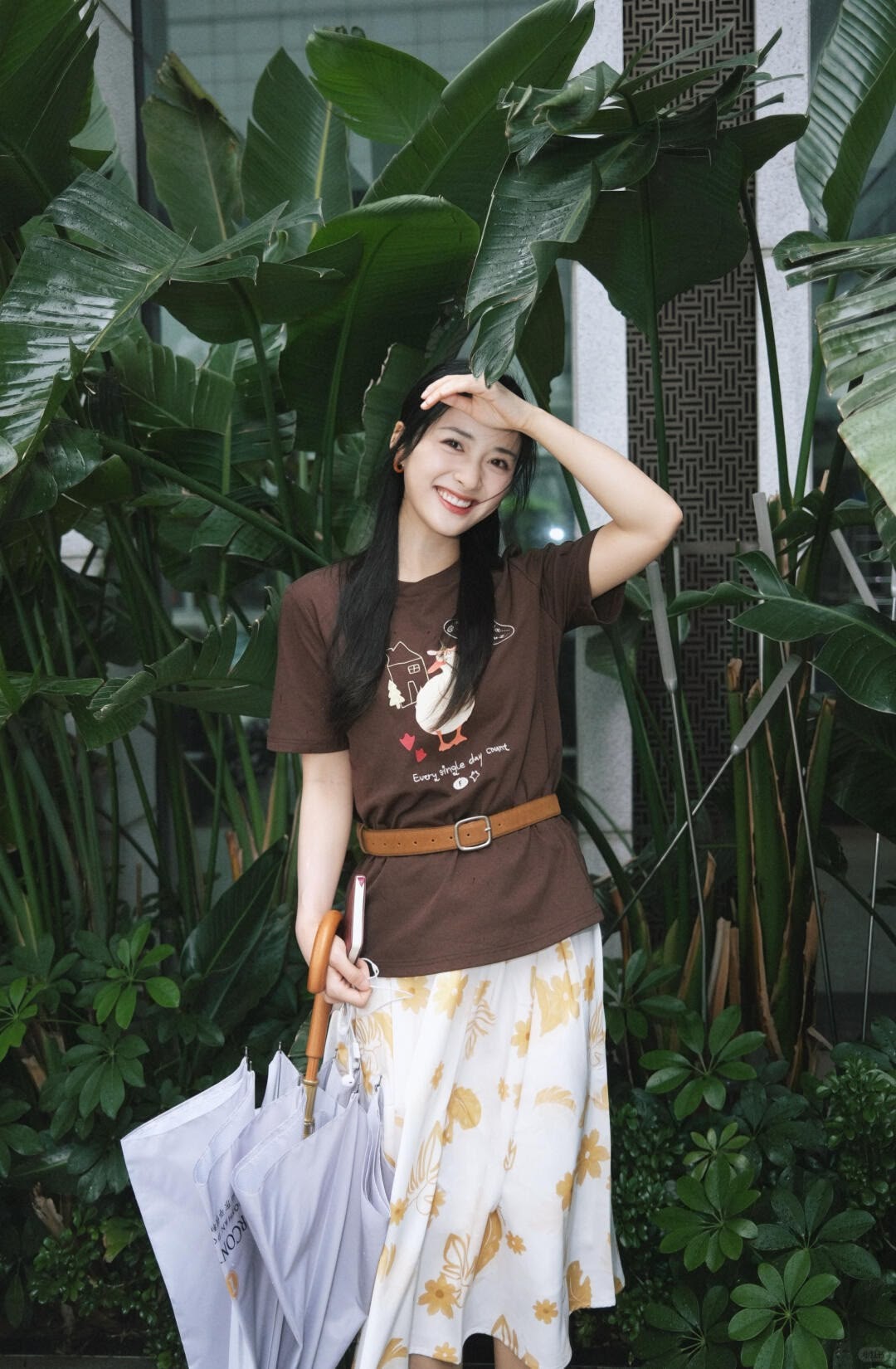 Diện áo thun đơn giản, Thẩm Nguyệt khéo léo tạo điểm nhấn cho outfit bằng cách phối cùng chân váy dài họa tiết nổi bật. Cô thêm thắt lưng để tổng thể trông gọn gàng và cân đối hơn. Công thức phối đồ này không quá cầu kỳ nhưng thành công mang lại cảm giác mới mẻ, trẻ trung, nữ tính, hợp diện trong nhiều hoàn cảnh từ đi chơi đến đi làm