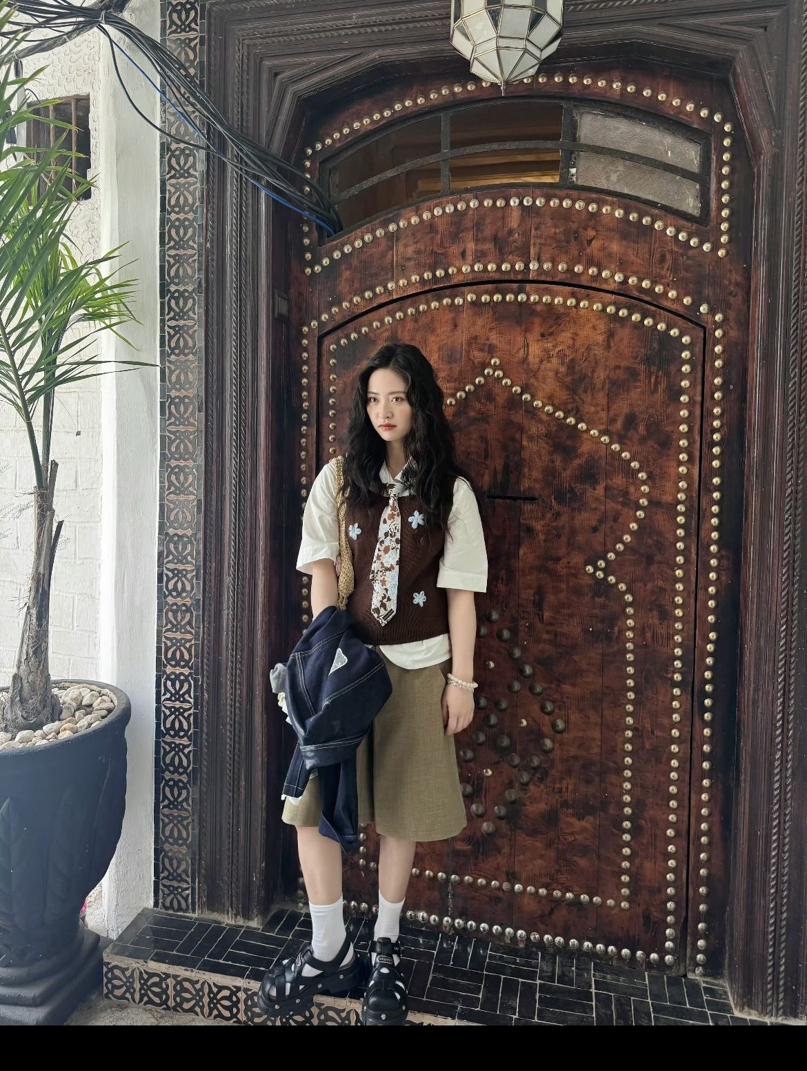 Ở tuổi 27, không ngoa khi nói rằng Thẩm Nguyệt vẫn giữ được vẻ ngoài trẻ trung, ngọt ngào như nữ sinh 18. Từ visual đến phong cách ăn mặc đều mang cảm giác năng động, tươi tắn và có gu. Nhờ cách chọn đồ đơn giản nhưng khéo phối, nữ diễn viên luôn tạo được hình ảnh xinh xắn, dễ thương mà không hề bị