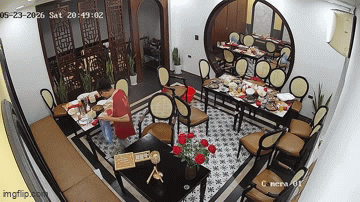 Nam nhân viên đang dọn bàn hốt hoảng bỏ chạy vì thứ dưới sàn, quản lý lập tức gọi ngay cho nhóm khách quay lại