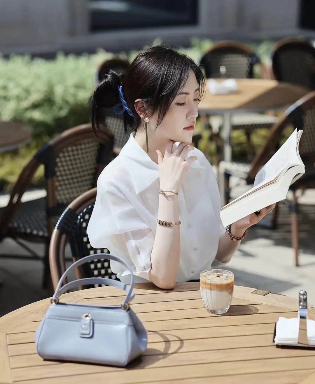 Văn Huyên xinh đẹp, giỏi giang và độc thân, nhiều năm sống ở bên ngoài đã quyết định dọn về sống cùng gia đình ở tuổi 30.
