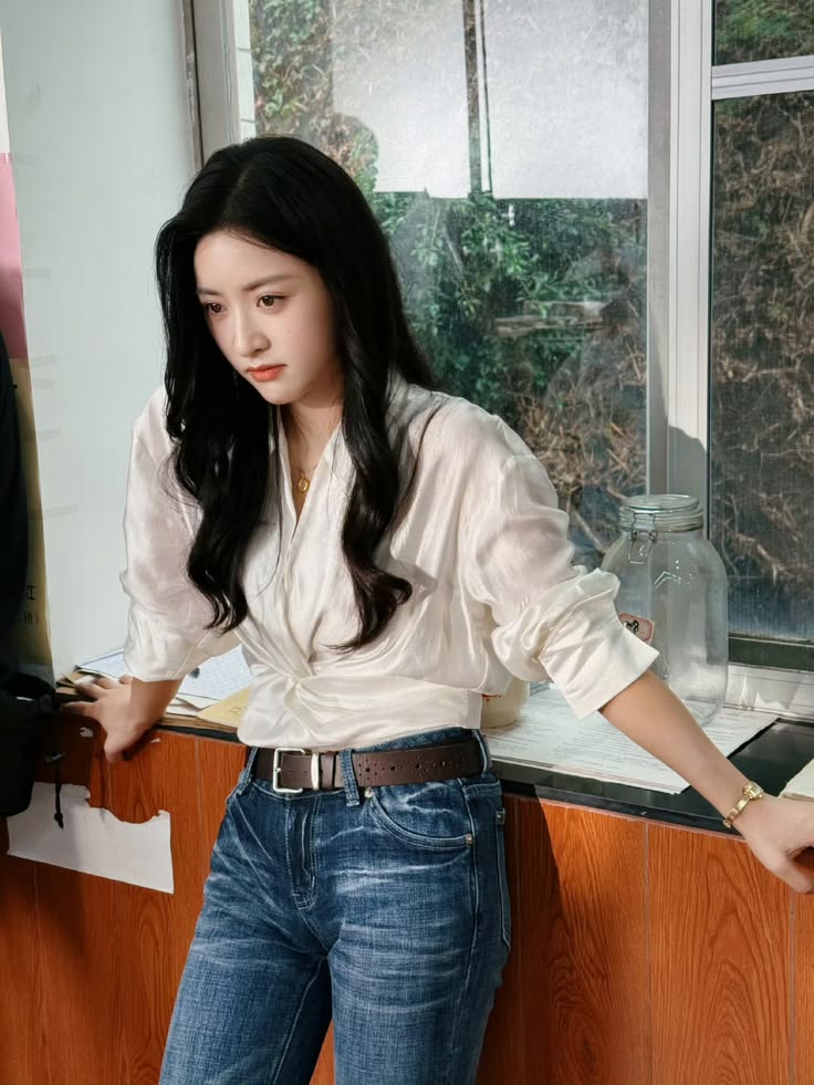 Diện sơ mi cách điệu với chi tiết bèo nhún, Thẩm Nguyệt chọn mix cùng quần jeans đơn giản để tạo cảm giác trẻ trung, dễ mặc. Cô sơ vin gọn gàng và thêm thắt lưng làm điểm nhấn giúp tổng thể trông chỉn chu hơn. Dù diện những item cơ bản nhưng Thẩm Nguyệt vẫn ghi điểm nhờ cách phối đồ hài hòa, mang lại cảm giác vừa xinh xắn vừa có gu