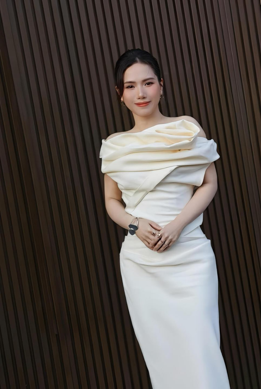 Mặc dù sớm nổi tiếng như một hiện tượng mạng với hàng loạt bản hit, Thùy Chi vẫn tiếp tục theo đuổi con đường học vấn và lựa chọn gắn bó với nghề giáo