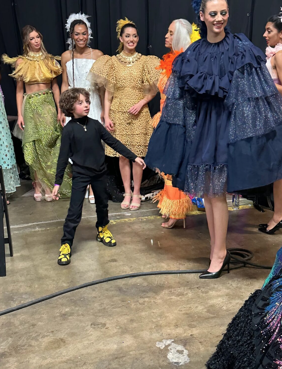   Vì vậy, Paris Fashion Week không phải lần đầu Max làm show, mà là cột mốc đánh dấu việc cậu chính thức bước vào sân chơi thời trang quốc tế ở quy mô chuyên nghiệp hơn rất nhiều.  