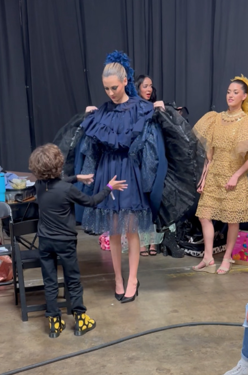 Ngoài runway độc lập, Max cũng nhiều lần xuất hiện tại các fashion showcase dành cho trẻ em, sự kiện từ thiện và các buổi presentation mang tính triển lãm thời trang. Gia đình cậu bé thậm chí còn thường dựng mini runway riêng để giới thiệu BST cho báo chí, influencer và khách mời trong giới sáng tạo.