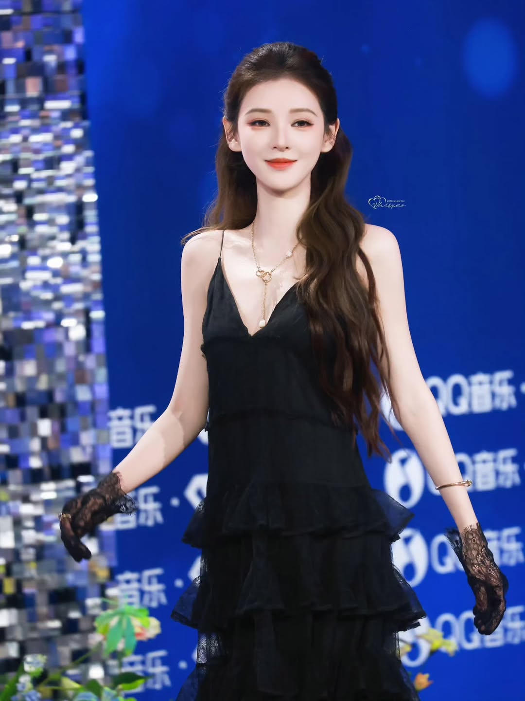 Mỹ nhân showbiz cười 1 cái đốn tim 1,4 tỷ dân: Mặc đẹp không trượt phát nào, style gì cũng cân ngon ơ