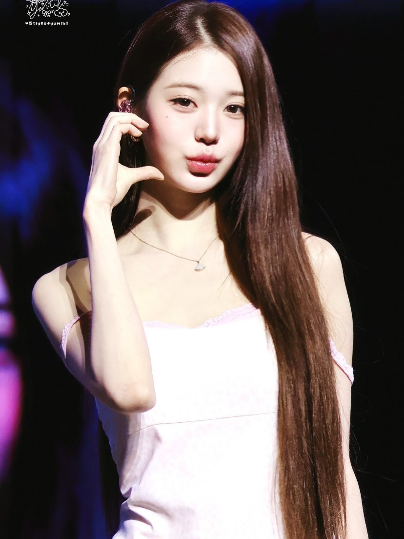 Công chúa Kpop mặc váy ngủ lên sân khấu