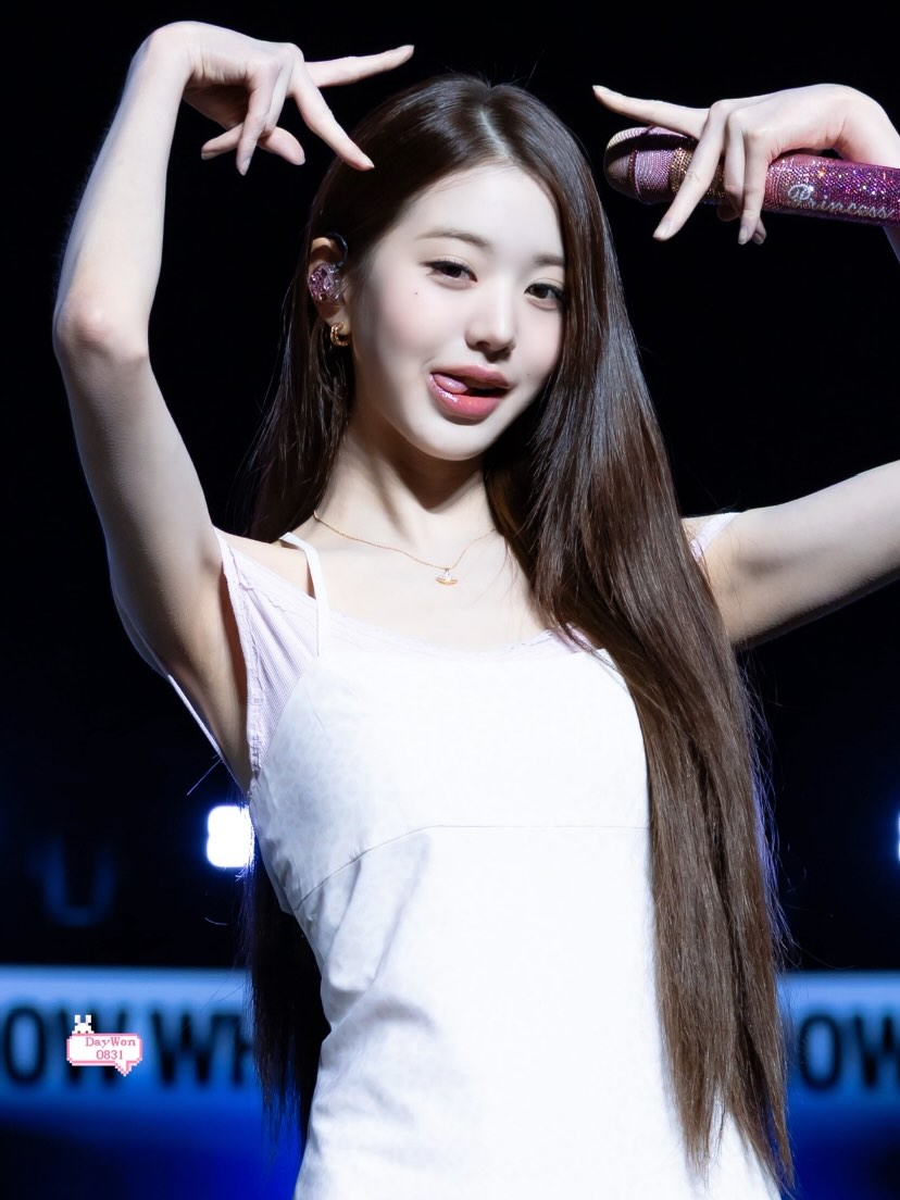 Công chúa Kpop mặc váy ngủ lên sân khấu