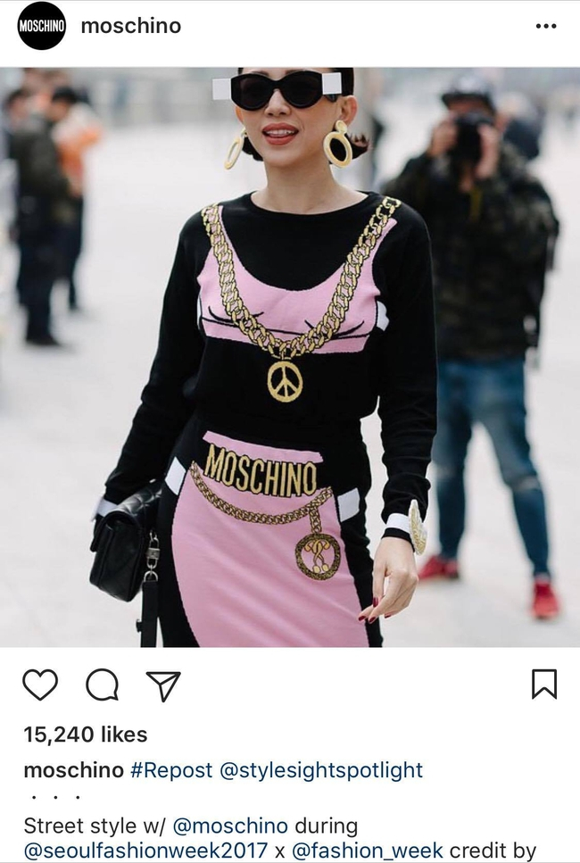 Nữ ca sĩ với bản phối này cũng được Moschino chú ý.