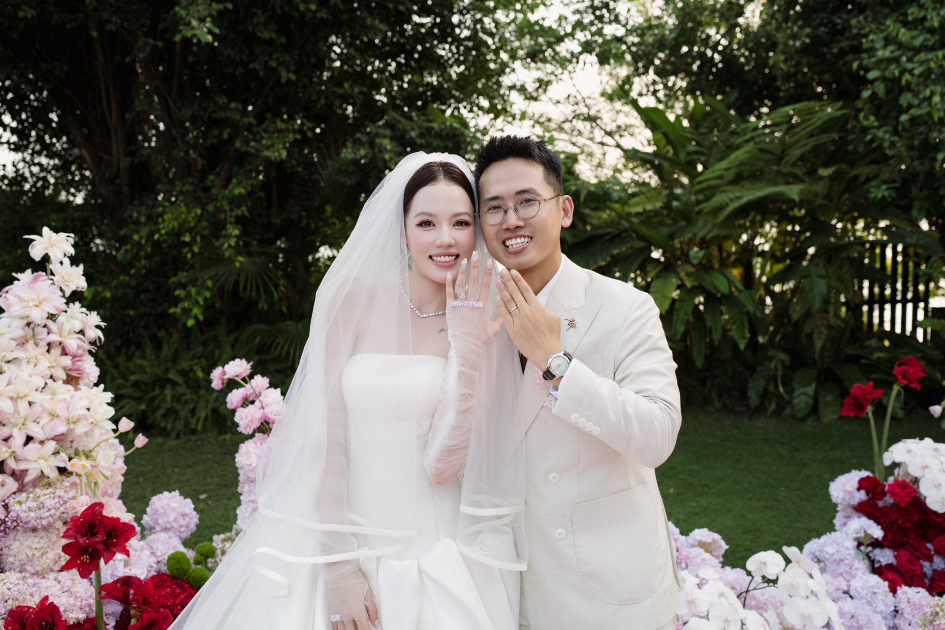 Bó hoa cưới hình tổ chim của nhiếp ảnh gia có tiếng ở Hà Nội đang gây tranh cãi