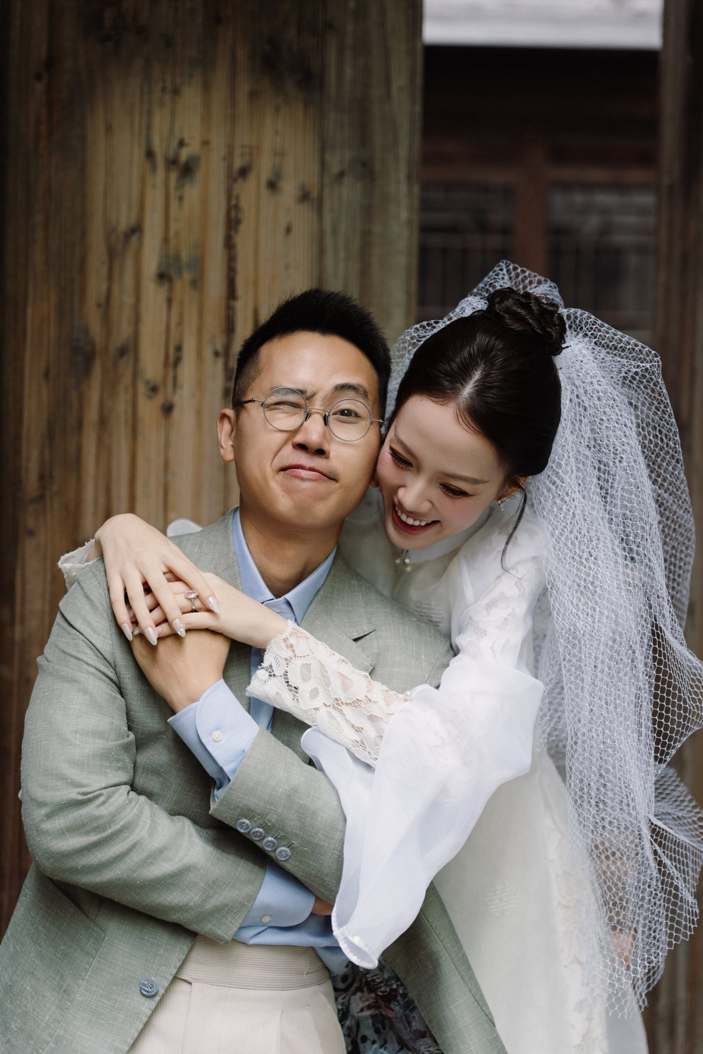 Bó hoa cưới hình tổ chim của nhiếp ảnh gia có tiếng ở Hà Nội đang gây tranh cãi