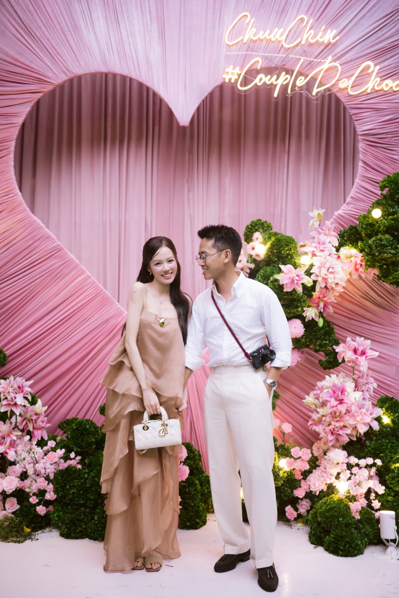Bó hoa cưới hình tổ chim của nhiếp ảnh gia có tiếng ở Hà Nội đang gây tranh cãi