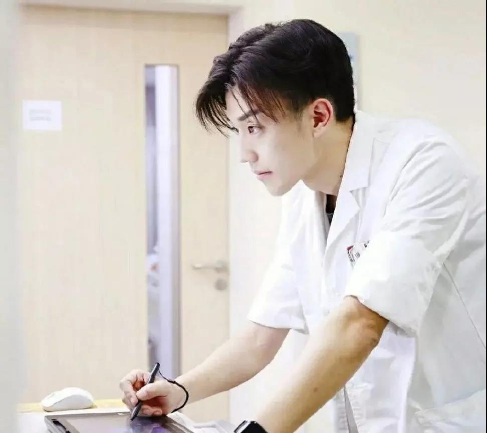 Bất ngờ với danh tính giám đốc Trung tâm Thẩm mỹ Y khoa, có 1,2 triệu follower trên mạng