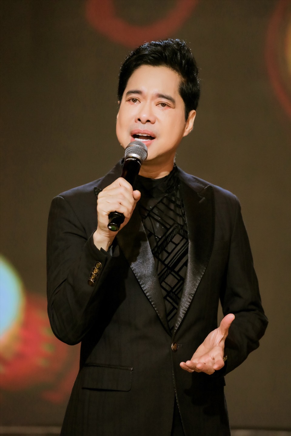 Danh ca Ngọc Sơn được nhớ đến giọng ca ngọt ngào gắn liền với dòng nhạc trữ tình, bolero. Ảnh: FBNV