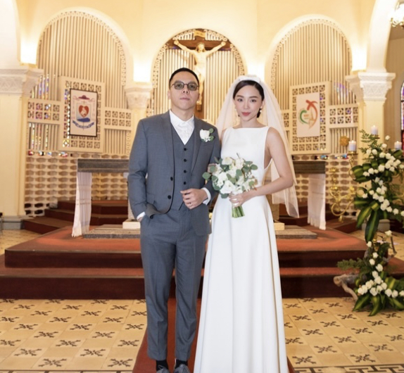 Cặp đôi từng tổ chức đám cưới bên trong nhà thờ, chỉ có dàn khách mời thân thiết tham dự