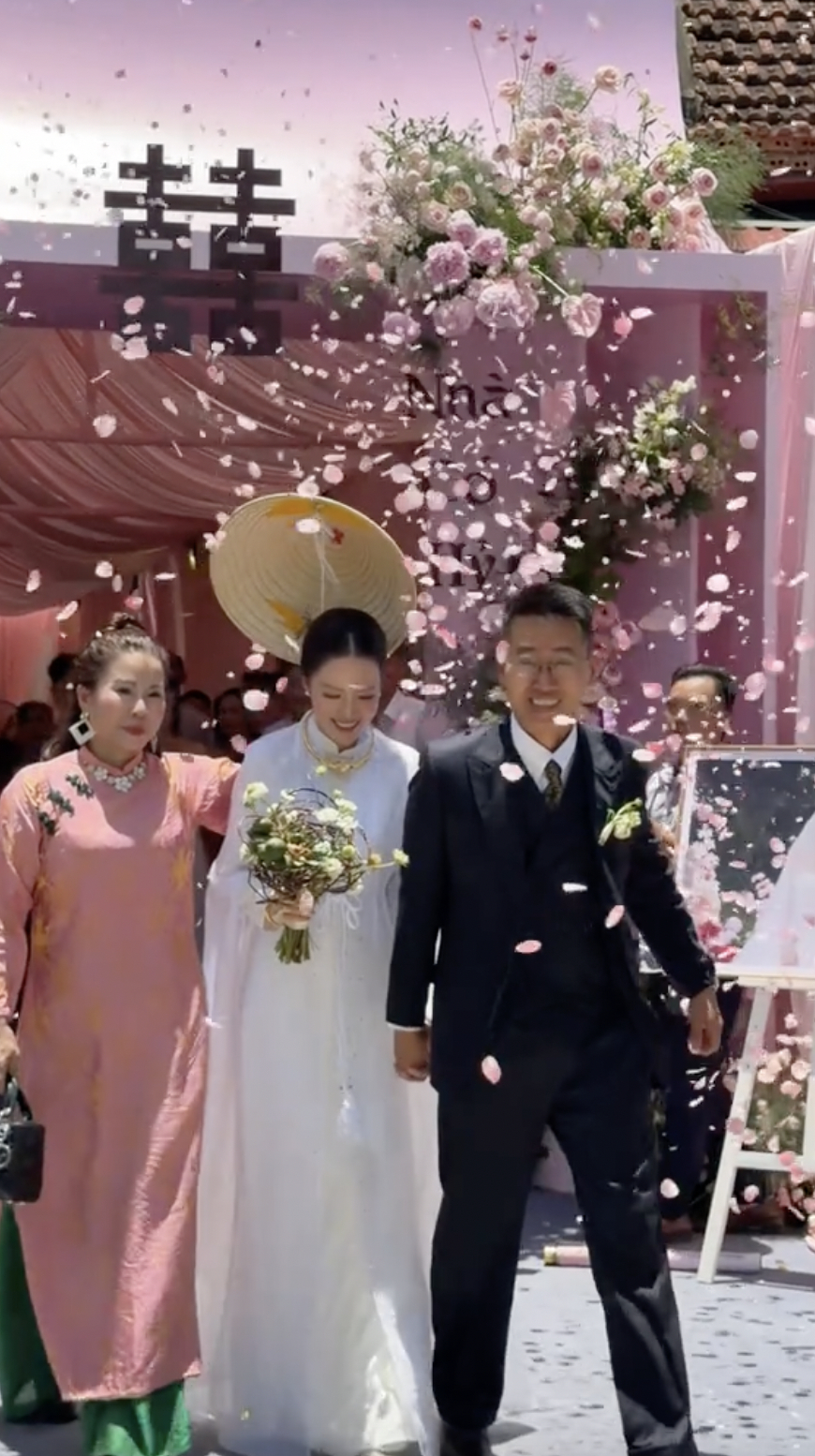 Bó hoa cưới hình tổ chim của nhiếp ảnh gia có tiếng ở Hà Nội đang gây tranh cãi