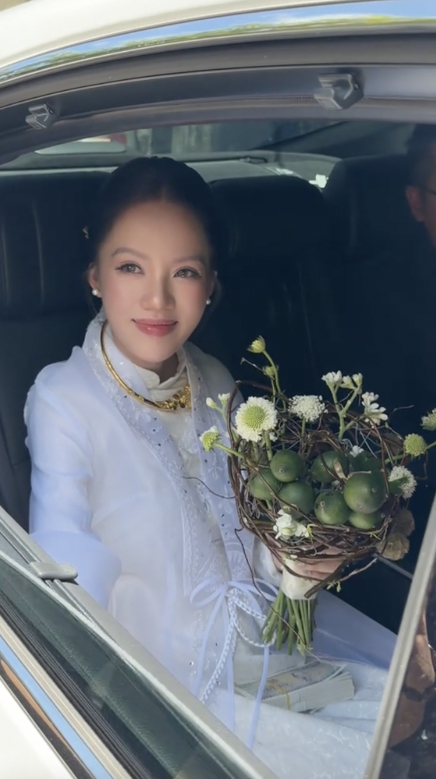 Mèo Trái Đất và Lucas Trần cùng bó hoa cưới đặc biệt (Ảnh chụp màn hình/ Mạnh Tiến Khôi)