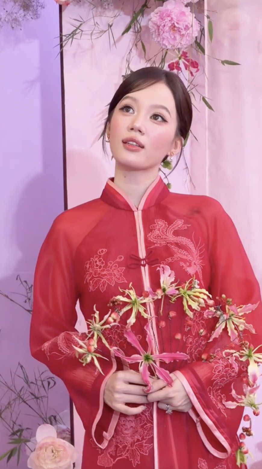 Bó hoa cưới hình tổ chim của nhiếp ảnh gia có tiếng ở Hà Nội đang gây tranh cãi