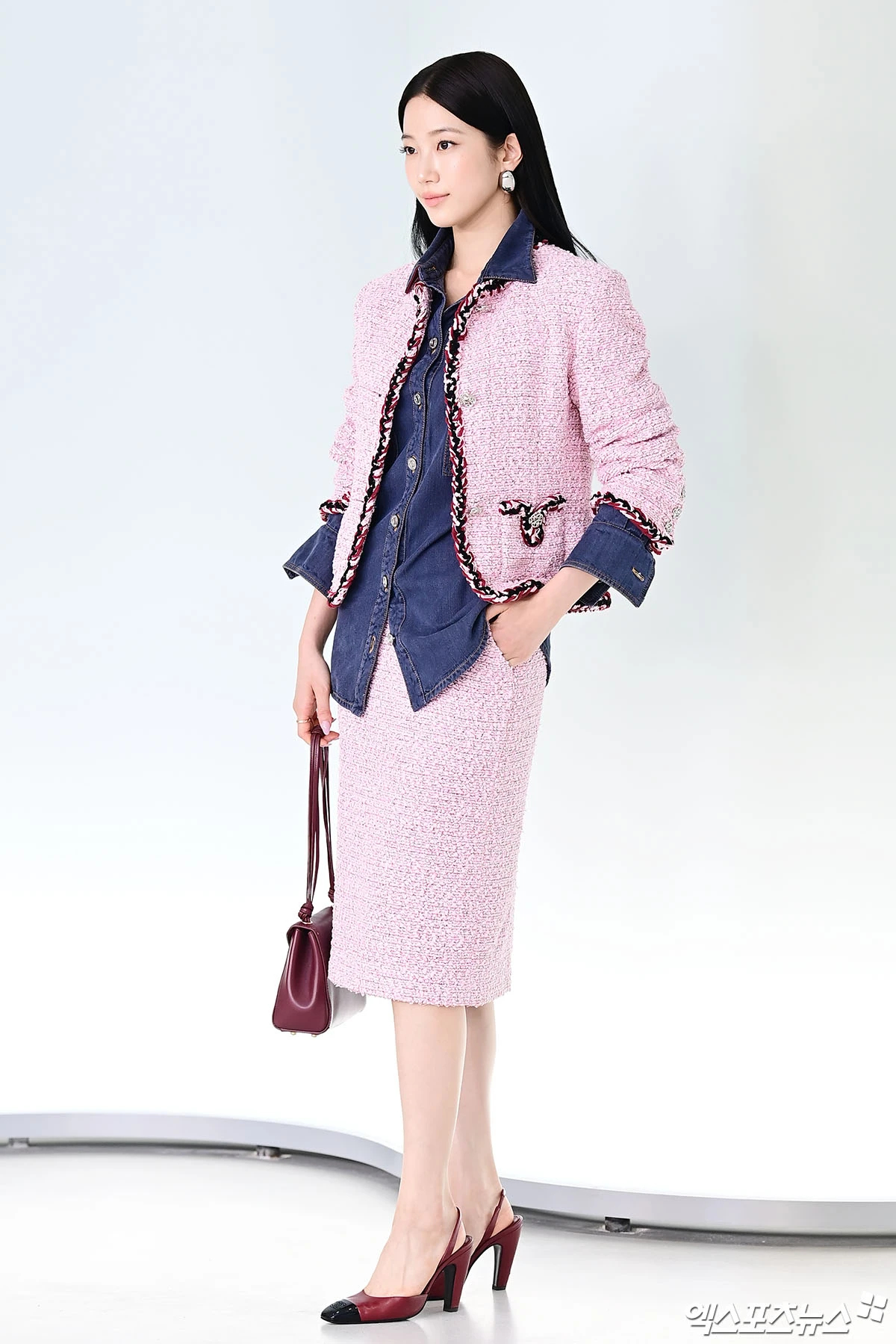 LE SSERAFIM Kazuha với set đồ tweed phối sơ mi denim cực kỳ bắt mắt được truyền thông Hàn nhận xét mang đến vẻ đẹp rất Suzy.