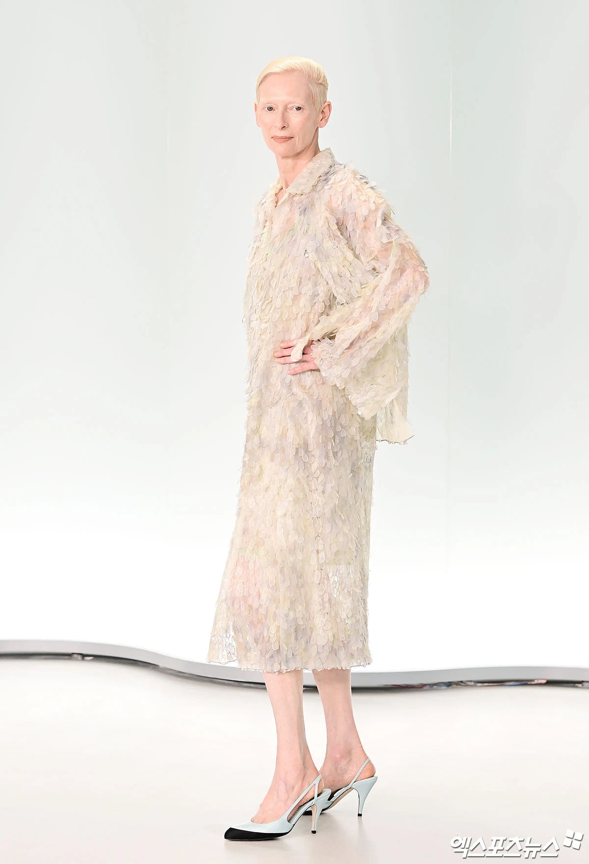 Minh tinh Tilda Swinton dự show với một thiết kế mới thuộc BST Haute Couture SS26 ra mắt hồi đầu năm.