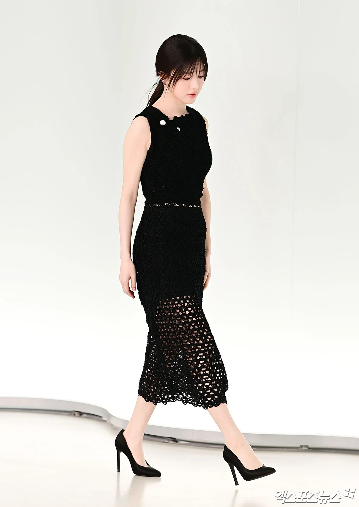 Go Yoon Jung tối giản và thanh lịch với chiếc little black dress.