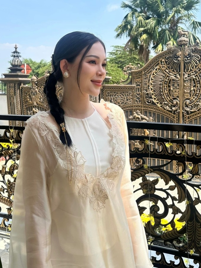 Góc cổng nhà trong biệt thự của vợ chồng Linh Rin