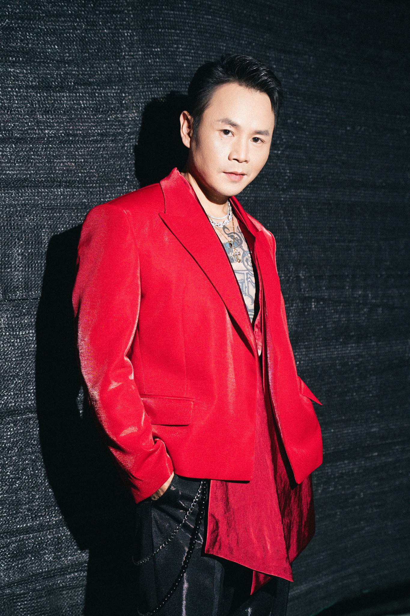 Bên cạnh những yếu tố về chuyên môn âm nhạc, album lần này thu hút lượng lớn sự quan tâm bởi những tranh cãi xoay quanh hình ảnh đại diện của ca khúc Em